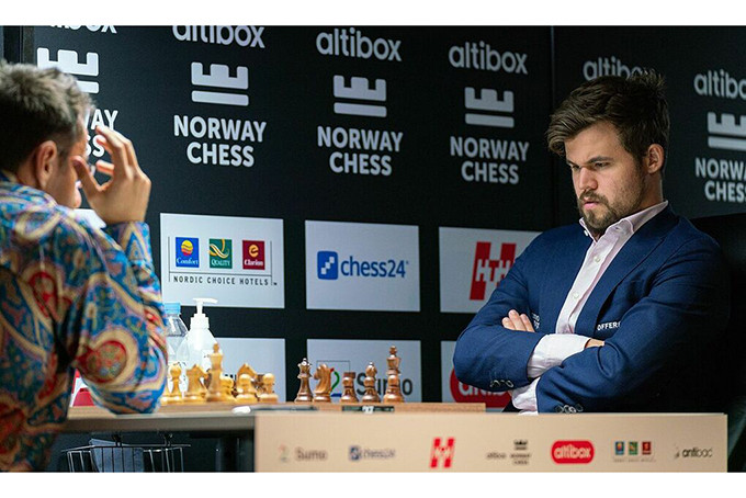 Carlsen (phải) hai lần vô địch siêu giải Na Uy, năm 2016 và 2019. Ảnh: Lennart Ootes/Norway Chess