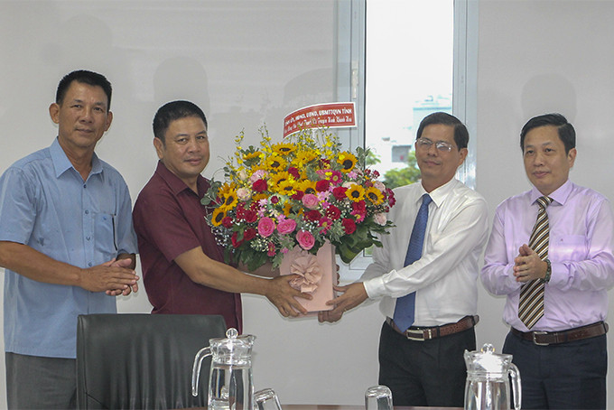 Các vị lãnh đạo tỉnh tặng hoa chúc mừng Đài Phát thanh và Truyền hình Khánh Hòa.