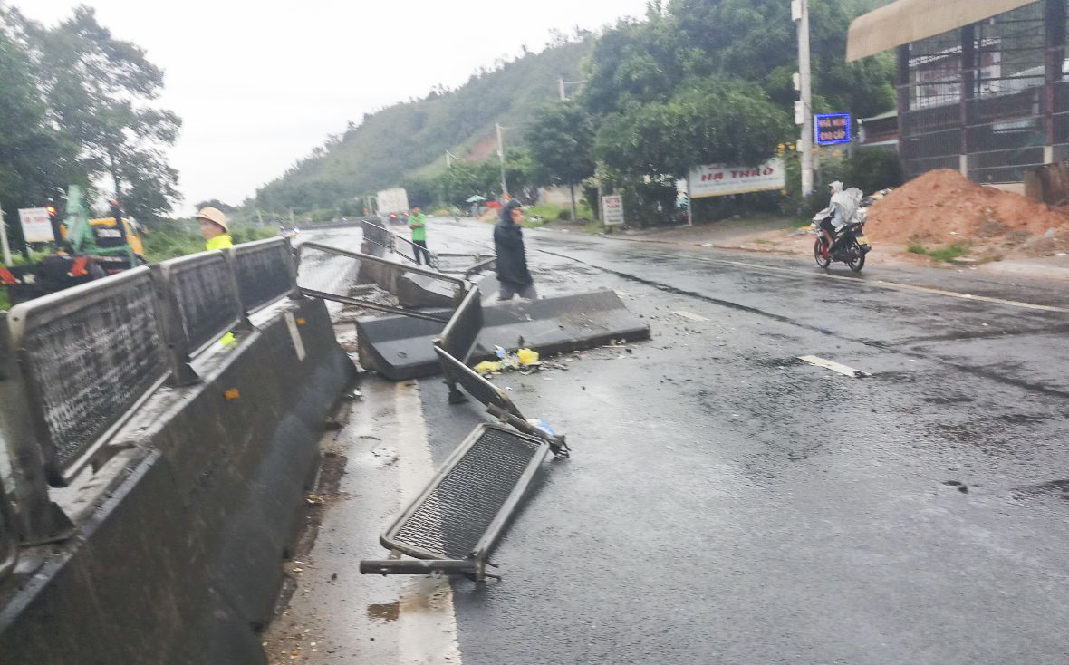 Dải phân cách giữa Quốc lộ 1 qua địa bàn xã Suối Tân bị ngã đổ sau khi xe khách tông vào.