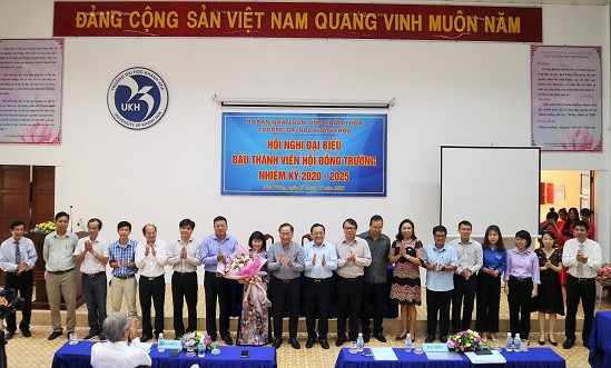 Nguyễn Đắc Tài và đồng chí Lê Hữu Hoàng tặng hoa chúc mừng các thành viên Hội đồng trường. 