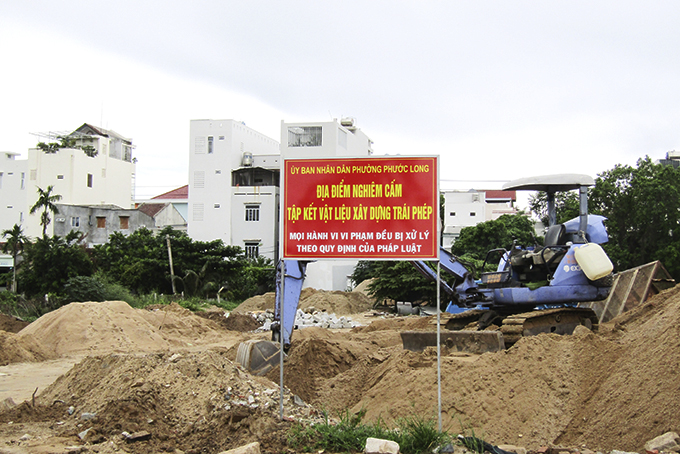 Cấm nhưng vẫn tập kết vật liệu
