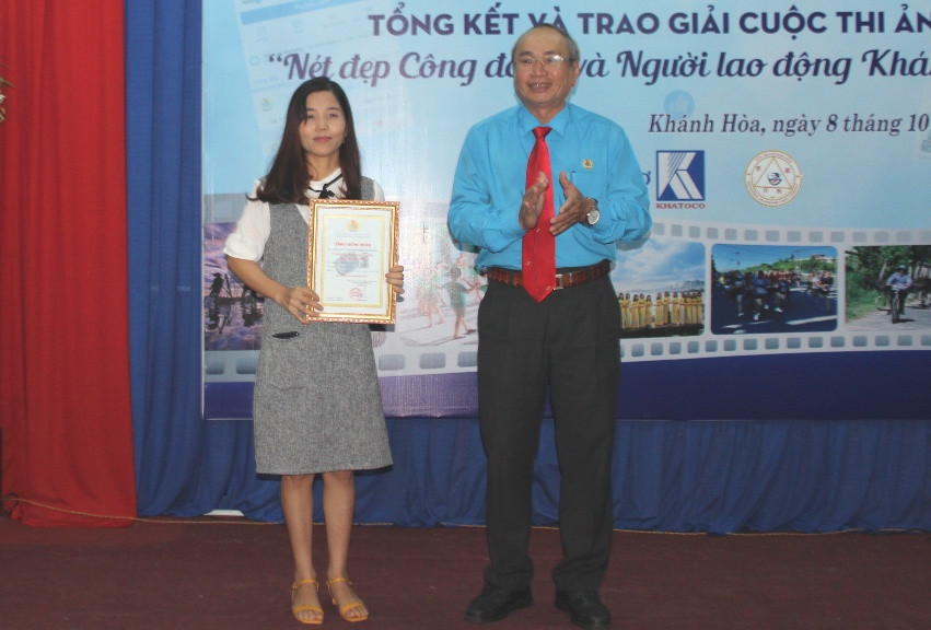 Tác giả Nông Thị Hơn nhận giải nhất tương tác.