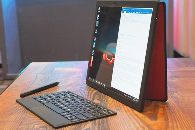 Lenovo ra mắt máy tính xách tay màn hình gập đầu tiên thế giới