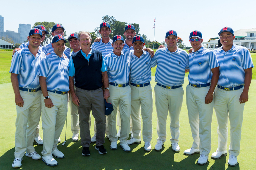 Ông George W. Bush chụp ảnh với đội tuyển Mỹ ở Walker Cup 2017 trước vòng đấu tập Walker Cup trên sân Los Angeles Country Club, California hôm 7-9-2017. Ảnh: PGA Tour
