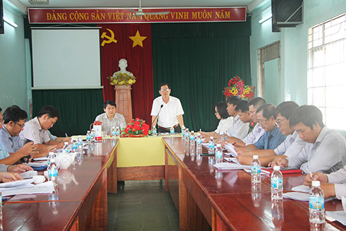 Ông Nguyễn Tấn Tuân làm việc tại xã Cam Thịnh Đông.