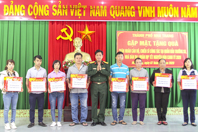 Ban Chỉ huy Quân sự TP. Nha Trang tặng quà, động viên thân nhân cán bộ, chiến sĩ đang công tác ở huyện đảo Trường Sa.