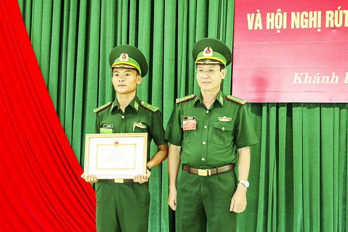Lãnh đạo Bộ Chỉ huy Bộ đội Biên phòng tỉnh trao giấy khen cho thí sinh đạt giải nhất.