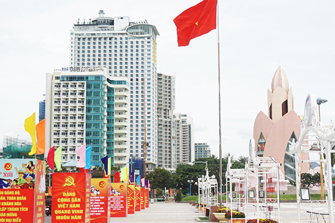 Khu vực Quảng trường 2-4 (TP. Nha Trang) được trang trí, tuyên truyền trực quan chào mừng đại hội.