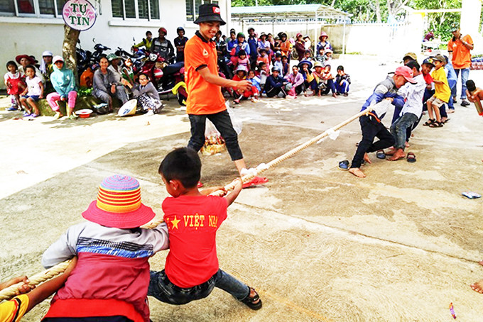 Children in Khanh Son District playing tug of war
