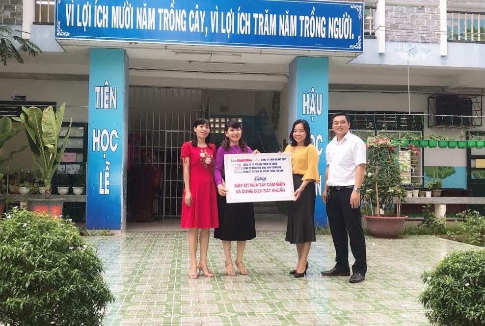 Đại diện lãnh đạo Báo Khánh Hòa và doanh nghiệp trao quà cho Trường Tiểu học Phước Đồng 