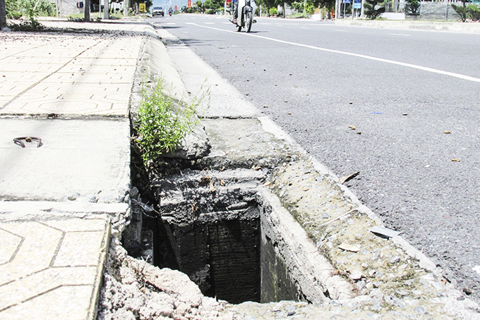 Nhiều cống thoát nước không có nắp đậy