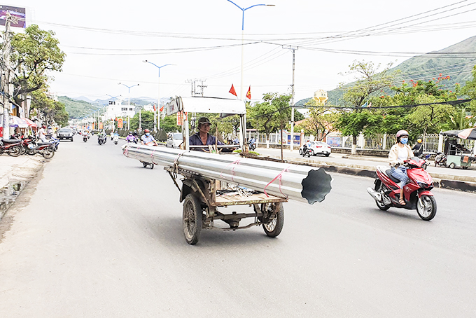 Xe 3 bánh chở tôn trên đường 2-4, TP. Nha Trang.