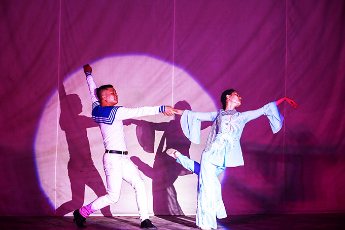 Tiết mục múa đôi Hoa sóng trong buổi diễn báo cáo trước Hội đồng nghệ thuật Sở Văn hóa và Thể thao.  