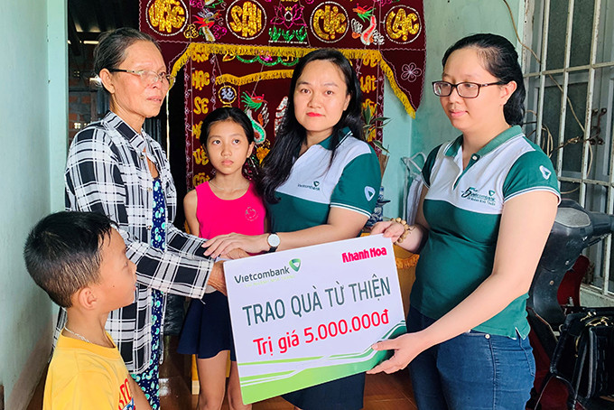 Đại diện Vietcombank Nha Trang trao tiền ủng hộ cho gia đình hai cháu mồ côi cha mẹ