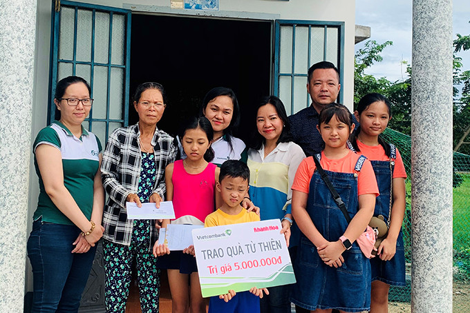 Lãnh đạo Báo Khánh Hòa và Đại diện VCB Nha Trang cùng các nhà hảo tâm trao tiền ủng hộ cho hai cháu mồ côi cha mẹ 