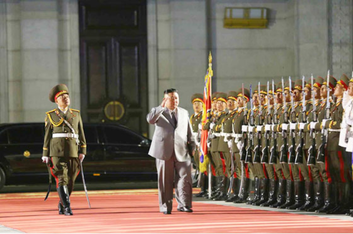 Ông Kim Jong Un duyệt đội danh dự. (Nguồn Rodong Sinmun)