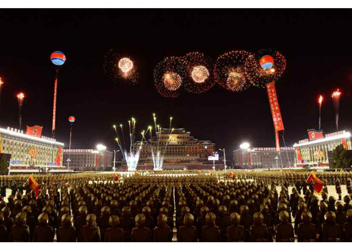 Mặc dù Nhà lãnh đạo Triều Tiên tuyên bố nước này vẫn chưa có ca mắc Covid-19 nào, tuy nhiên, theo quan sát số lượng người tham dự buổi lễ kỷ niệm ít hơn so với các sự kiện lớn trước đó của Triều Tiên. (Nguồn Rodong Sinmun)