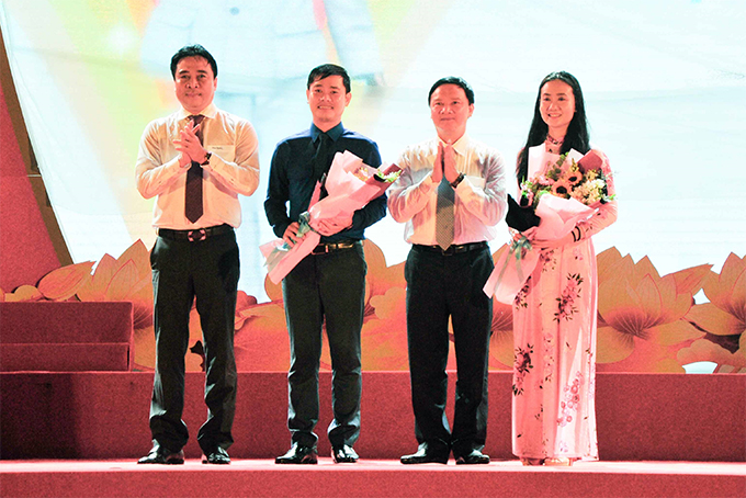 Khanh Hoa’s leadership presenting flowers to organization committee