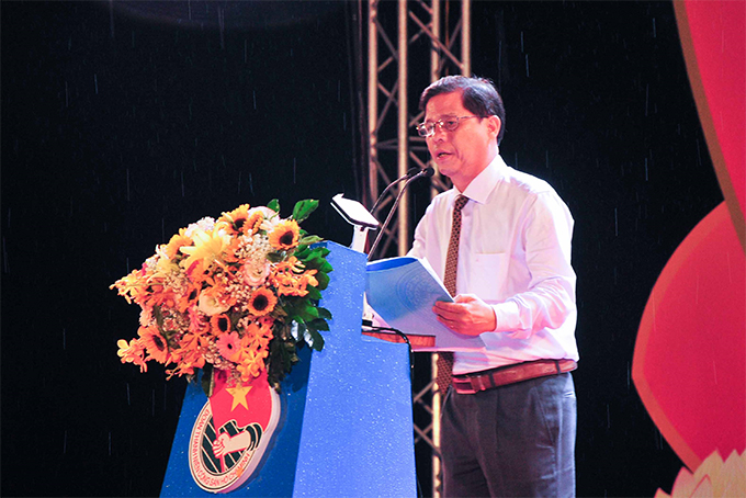 Nguyen Tan Tuan speaking at event