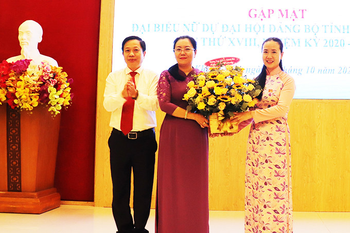 Ông Hà Quốc Trị tặng hoa chúc mừng các đại biểu nữ tại buổi gặp mặt. 
