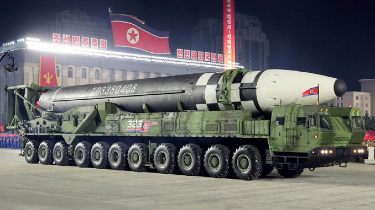 Mẫu ICBM mới được Triều Tiên công bố trong cuộc duyệt binh hôm 10/10. Ảnh: KCNA.