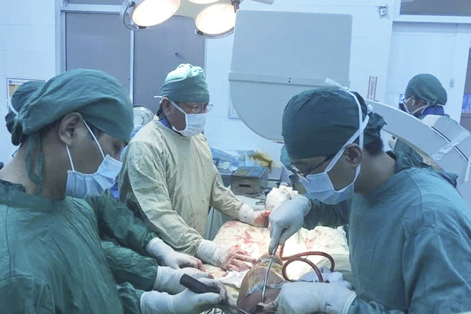 Các bác sĩ Bệnh viện Đa khoa tỉnh thực hiện ca phẫu thuật cho bệnh nhân. 