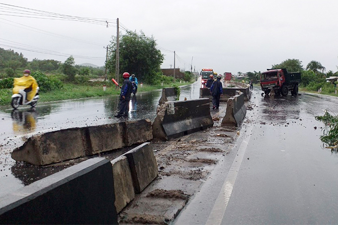 Ô tô tông dải phân cách