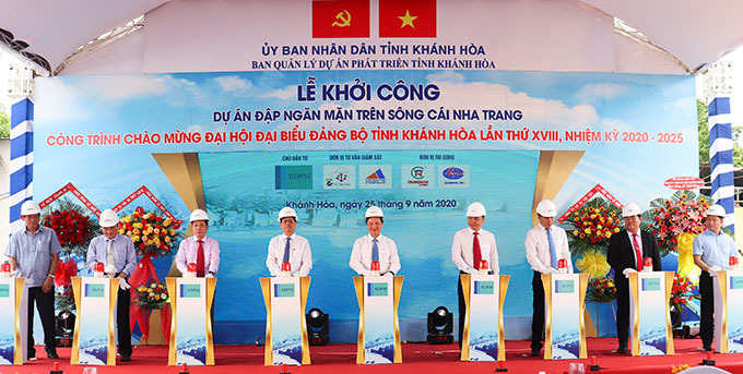 Construction of saltwater intrusion prevention dam over Cai River (Ngoc Hiep Ward, Nha Trang City) started on September 25 with a total investment capital of nearly VND760 billion. The project is expected to be completed and put into use by the end of 2022. 
