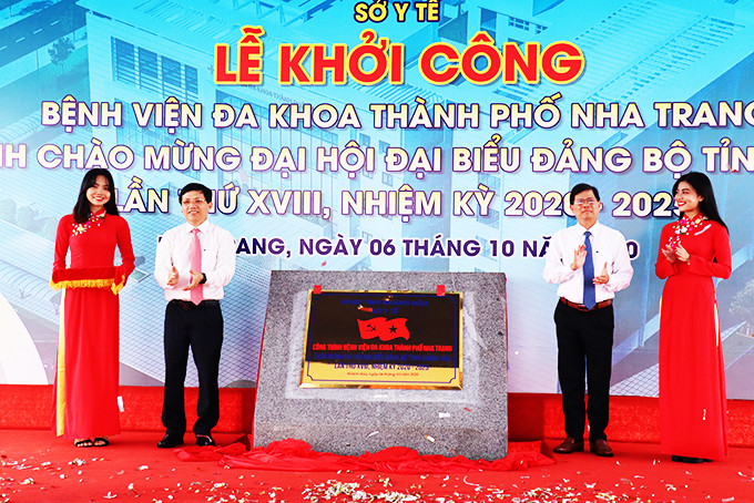 Ground breaking ceremony for Nha Trang City General Hospital was organized at My Gia Urban Area (Vinh Thai Commune, Nha Trang City) on October 6. The 200-bed hospital has an area of over 15,300m2 and a total cost of more than VND355 billion, expected to be put into service by the end of 2022.