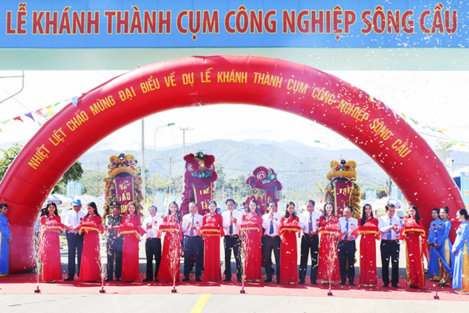 40.36-hectare Song Cau Industrial Cluster, invested by Khanh Hoa State-owned Salanganes Nest One Member Co., Ltd. with a total capital of about VND242 billion, was inaugurated on October 2.