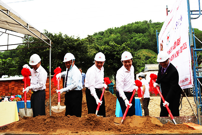 Many sponsors contributed to build 100 houses for poor people in Khanh Hoa. The construction will be completed by lunar New Year 2021.