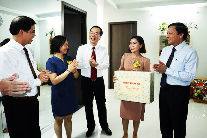 Urban and Housing Development Investment Corporation (HUD) on August 16 held an inauguration ceremony and attached signboards to CT2 apartment building (social housing project) in Phuoc Long new urban area (Phuoc Long Ward, Nha Trang City). This is a complex of three 10-storey apartment blocks with 700 apartments, which were handed over to the owners. Leaderships of Khanh Hoa and the Ministry of Construction visited and gave gifts to the apartments’ owners.