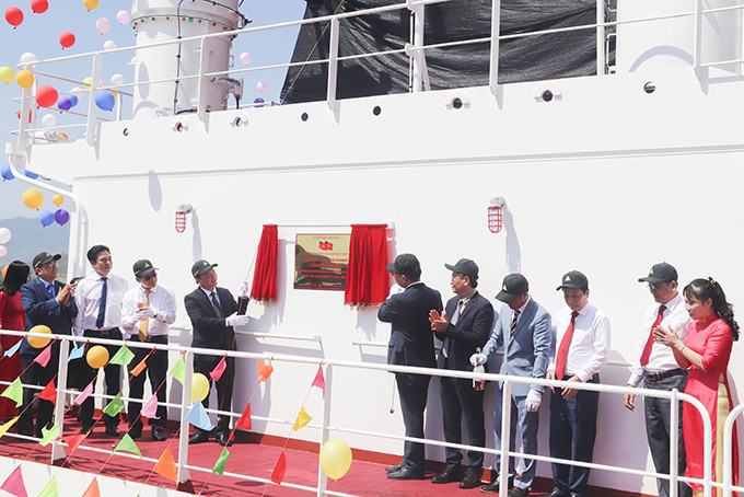 Hyundai Vietnam Shipbuilding Co., Ltd. on July 28 held a ceremony to attach a signboard to modern oil tanker namely Clearocean Mustang, which has a tonnage of 50,000 tons, worth USD 31 million.
