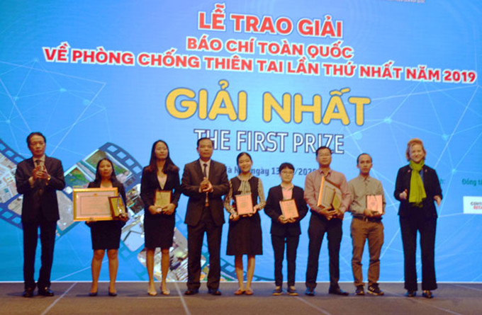 Ban tổ chức trao giải cho các tác giả đoạt Giải báo chí toàn quốc về phòng, chống thiên tai lần thứ nhất năm 2019.