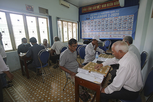 Contestants playing Chinese chess