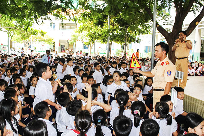 Cảnh sát giao thông tuyên truyền an toàn giao thông cho học sinh Trường Tiểu học Phước Long 1 (TP. Nha Trang).