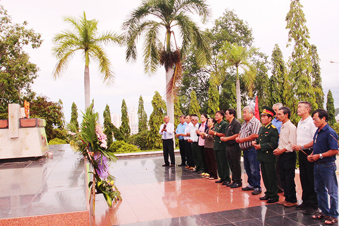 Các cựu chiến binh đặt vòng hoa, dâng hương tưởng nhớ các anh hùng liệt sĩ.