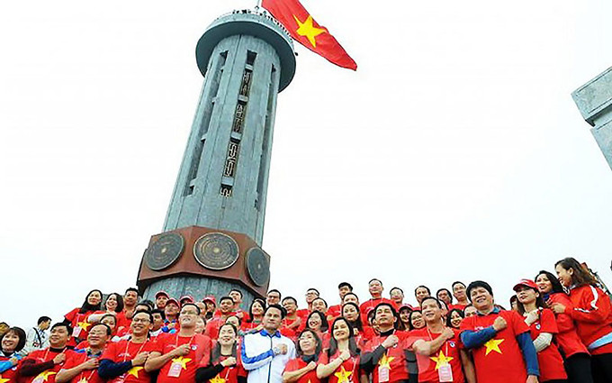 Thanh niên ưu tú từ khắp mọi miền Tổ quốc chụp ảnh, quay clip tại Cột cờ Lũng Cú (tỉnh Hà Giang).