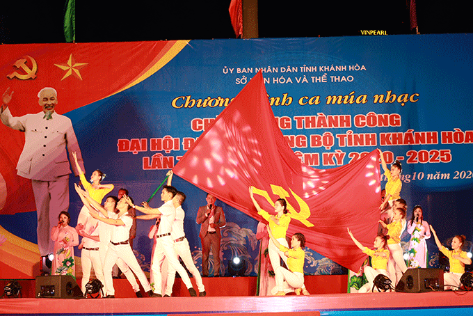 Màn hát múa Đảng bộ Khánh Hòa niềm tin ngày mới khép lại chương trình biểu diễn nghệ thuật chào mừng thành công Đại hội Đảng bộ tỉnh Khánh Hòa lần thứ XVIII. 