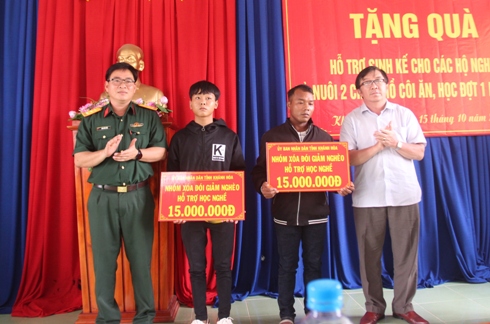 Hỗ trợ sinh kế cho 4 hộ nghèo xã Khánh Phú