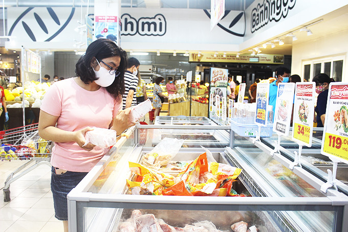 Khách hàng tham quan, mua sắm tại siêu thị Big C Nha Trang.
