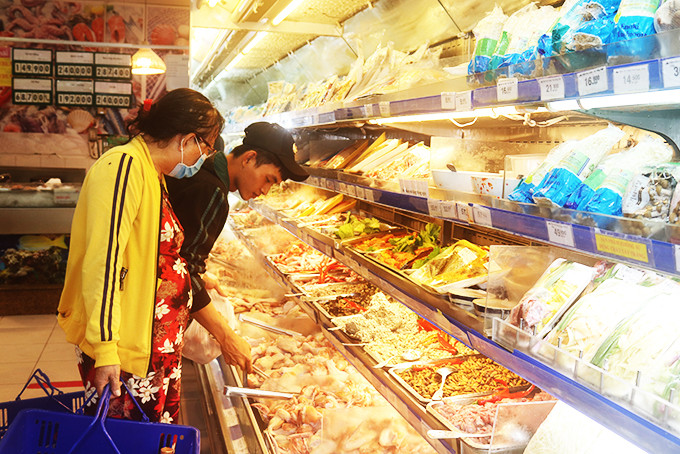 Khách hàng tham quan, mua sắm tại siêu thị Co.opmart Nha Trang.