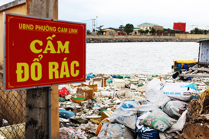 Rác bủa vây biển cấm