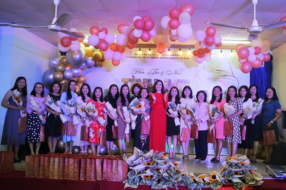 Các đại biểu tham dự chương trình nhận hoa và quà do Chi hội trao tặng nhân ngày Phụ nữ Việt Nam. 
