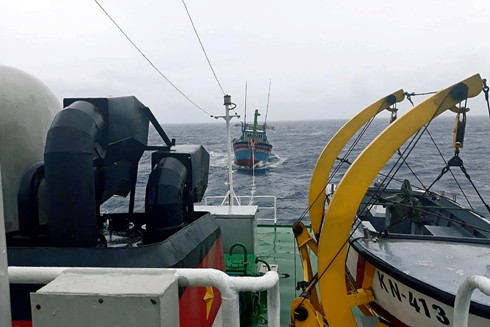 Tàu KN 413 cứu kéo tàu cá bị nạn vào đảo Nam Yết.