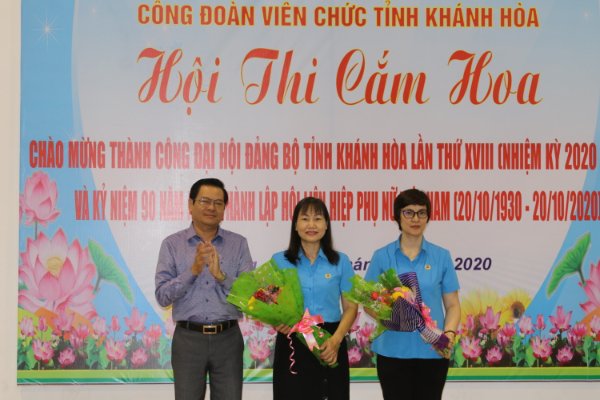 Sôi nổi hội thi cắm hoa