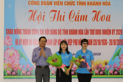 Tran Manh Dung offering flowers to representatives of provincial Labor Union and provincial Labor Union of Officers 