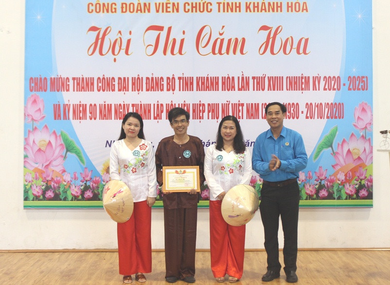 Khanh Hoa Newspaper team win first prize