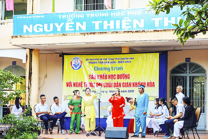 Học sinh Trường THPT Nguyễn Thiện Thuật trải nghiệm trò chơi hô bài chòi dân gian.