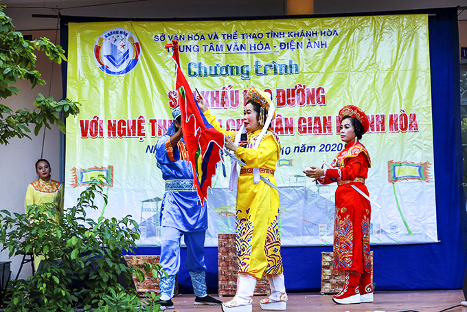 Nghệ nhân bài chòi biểu diễn trích đoạn Đề cờ nương tử  trong chương trình sân khấu học đường.